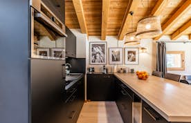  Fully-equipped modern luxury kitchen Sapelli apartment Chamonix
