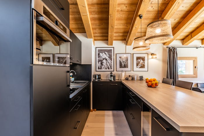 Cuisine moderne entièrement équipée appartement familial Sapelli Chamonix