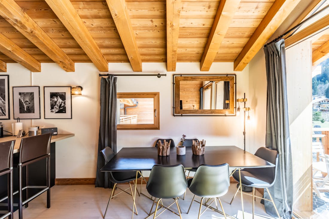  Cosy luxurious dining room Sapelli apartment Chamonix
