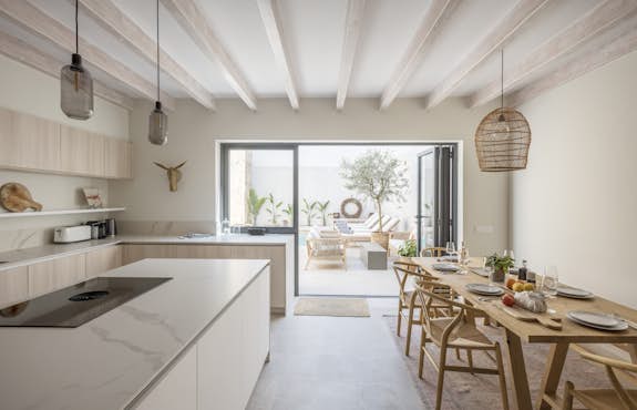 Townhouse for 8 people in Mallorca | Emerald Stay