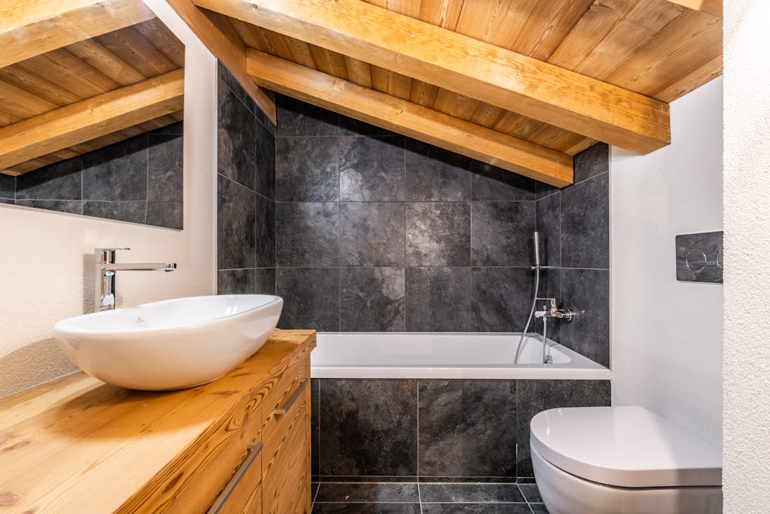Chamonix accommodation - Apartment Sapelli - Modern luxury bathroom with bathtub at Sapelli apartment in Chamonix