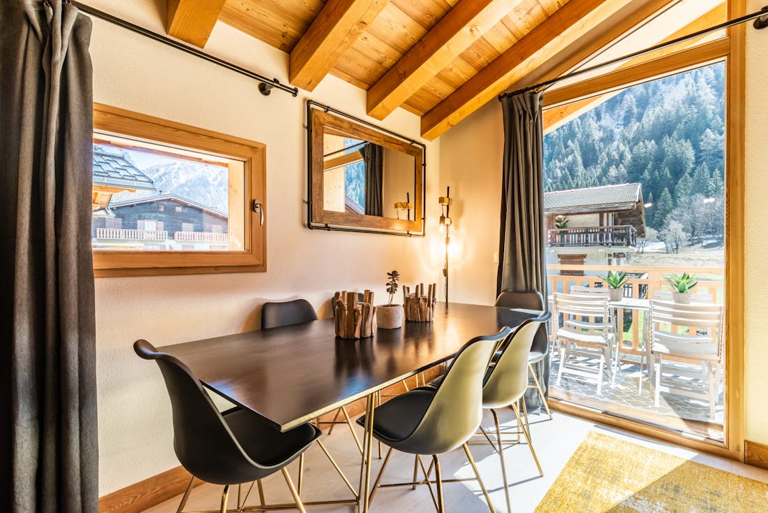 Chamonix accommodation - Apartment Sapelli - Dining room with amazing view of the mountains at Sapelli apartment in Chamonix