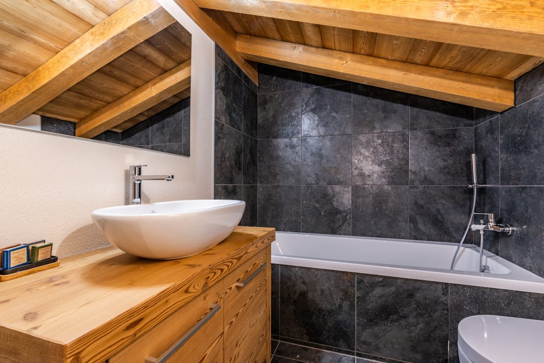 Salle de bain moderne luxueuse baignoire appartement Sapelli Chamonix