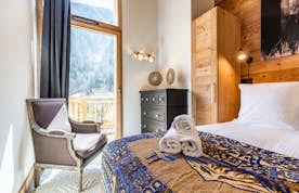 Luxury double bedroom en-suite at Sapelli apartment Chamonix