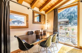 Salle à manger familiale vue imprenable montagnes appartement Sapelli Chamonix