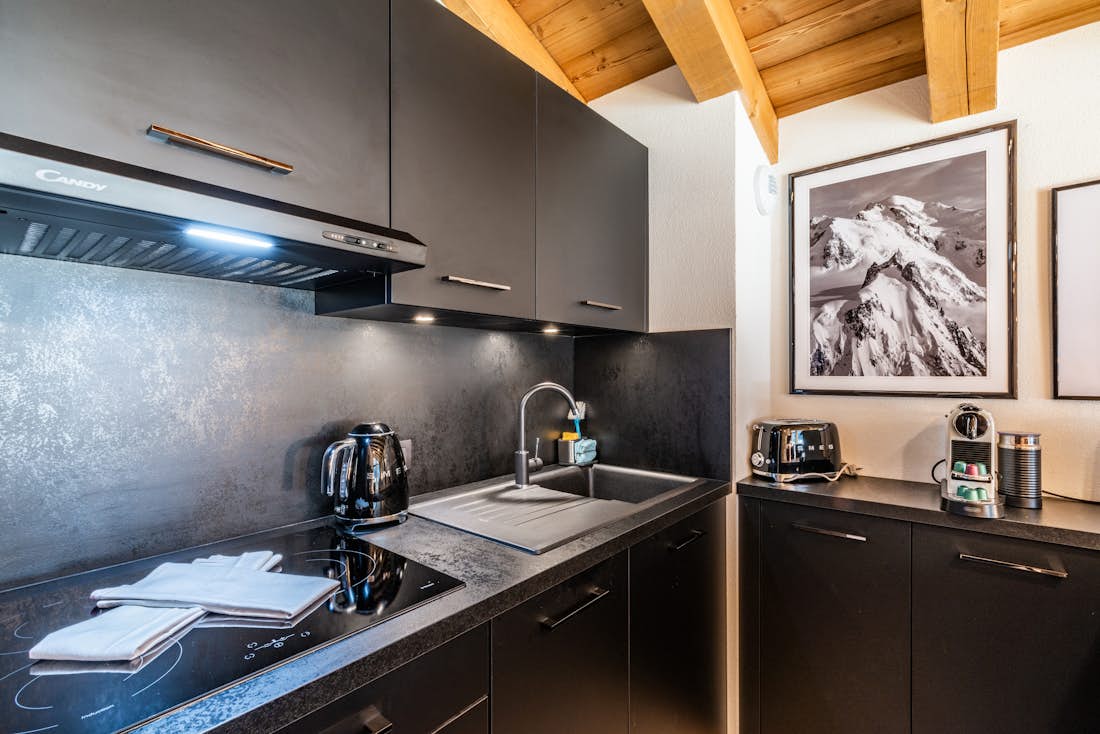 Cuisine ouverte contemporaine appartement familial de luxe Sapelli Chamonix