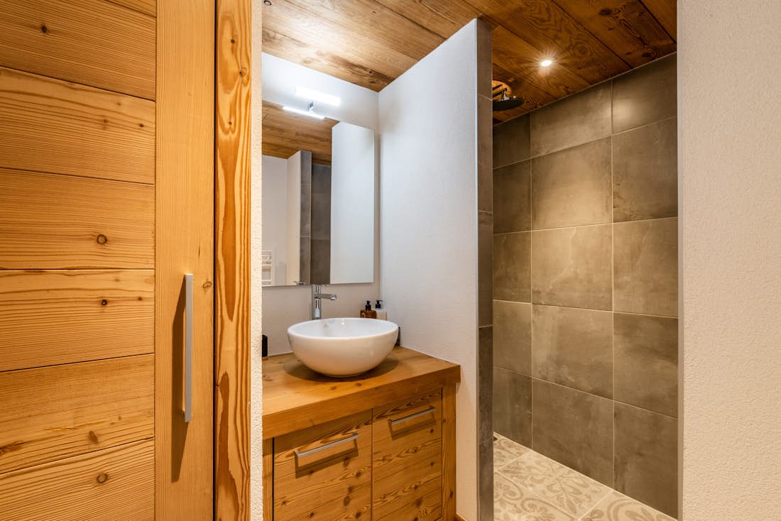Modern bathroom shower Sapelli apartment Chamonix