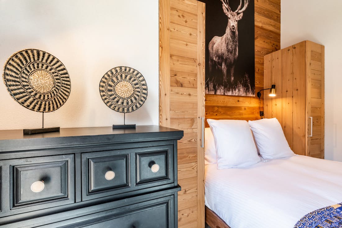 Chamonix accommodation - Apartment Sapelli - Luxury double bedroom with mountain views at Sapelli apartment in Chamonix
