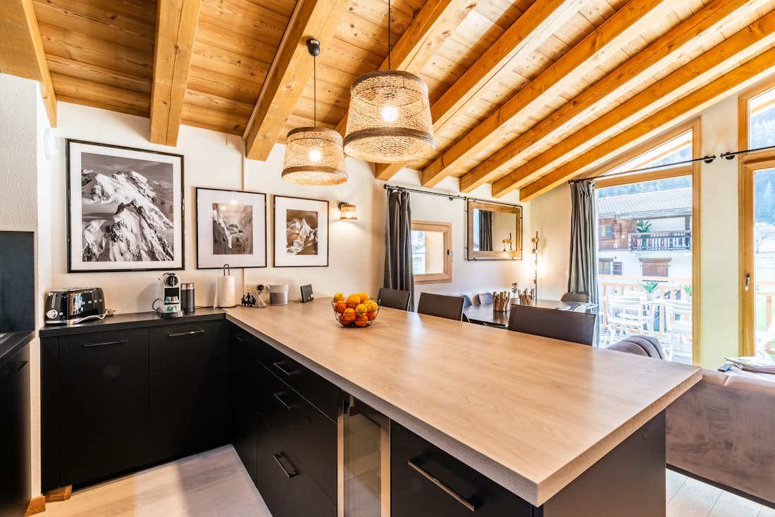 Cuisine ouverte contemporaine appartement familial de luxe Sapelli Chamonix