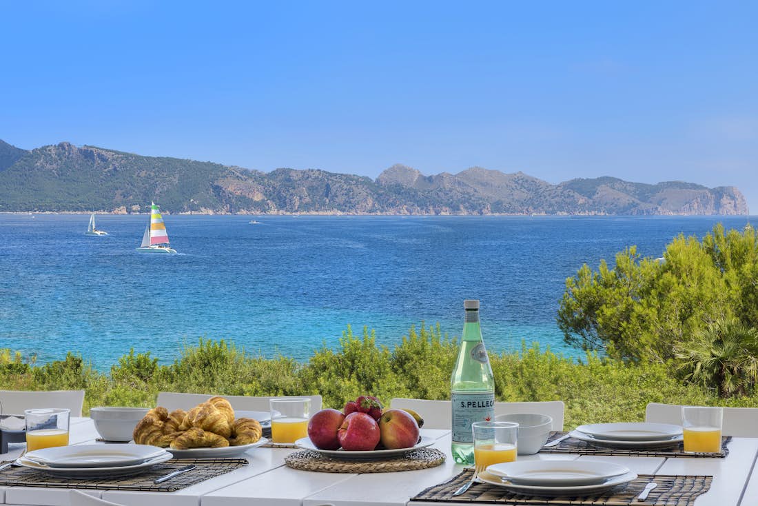 Majorque location - Villa Seablue - Une grande terrasse avec vue sur la mer dans le villa Seablue de luxe avec piscine privée à Mallorca