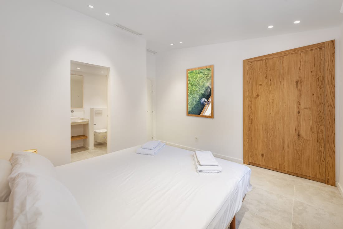 Chambre double moderne salle de bain villa Es Vila de luxe familial Mallorca