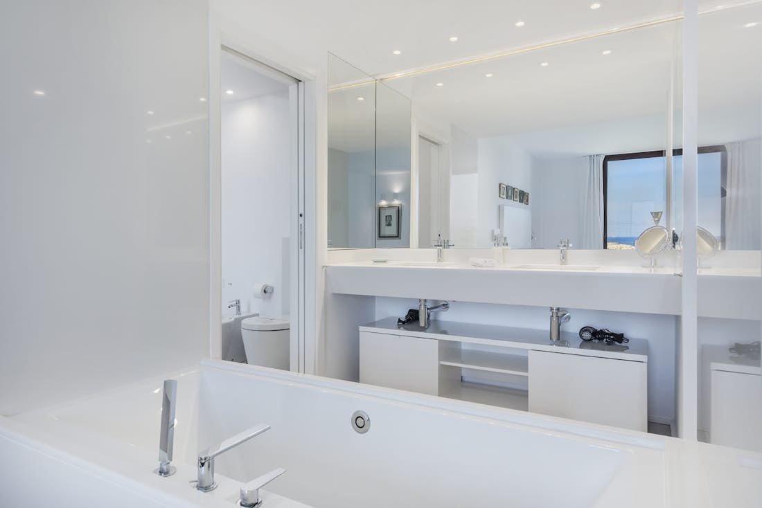 Chambre double moderne salle de bain vue sur la mer villa Seablue de luxe avec piscine privée Mallorca