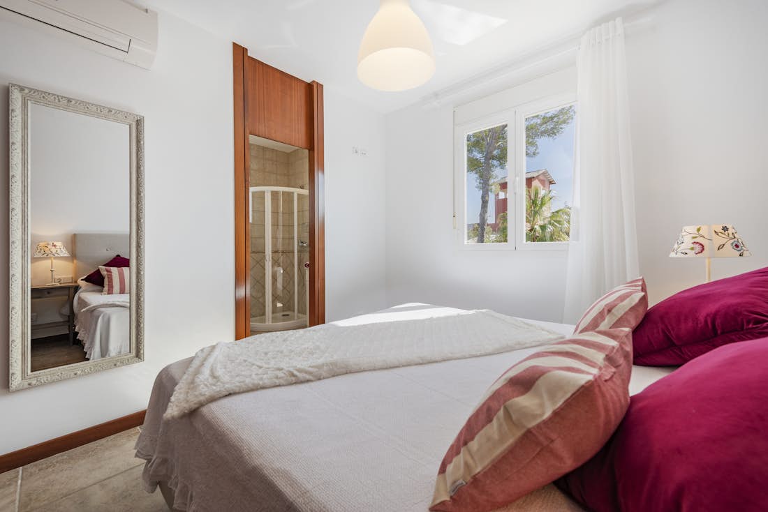 Double ensuite bedroom family villa Maricel Mallorca