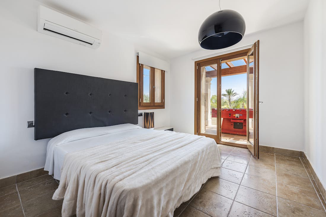Chambre double moderne salle de bain vue sur la mer villa Villa Oliva de luxe avec vues sur la montagne Mallorca