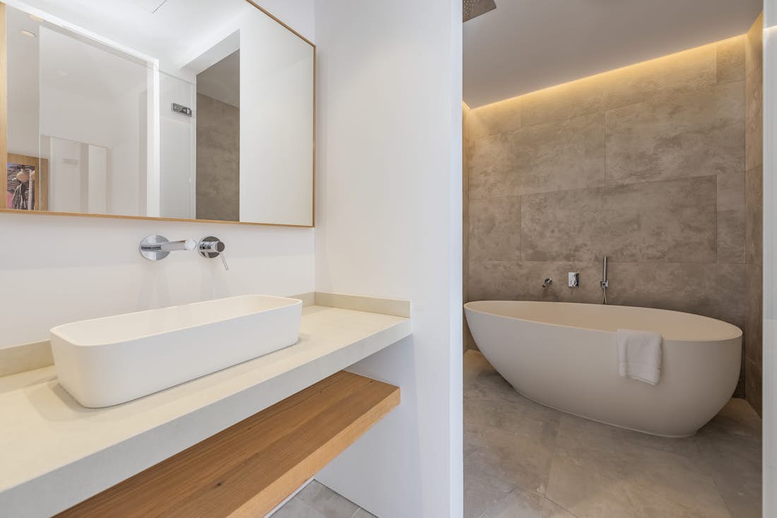 Modern bathroom amenities beach access villa Barcares Mallorca