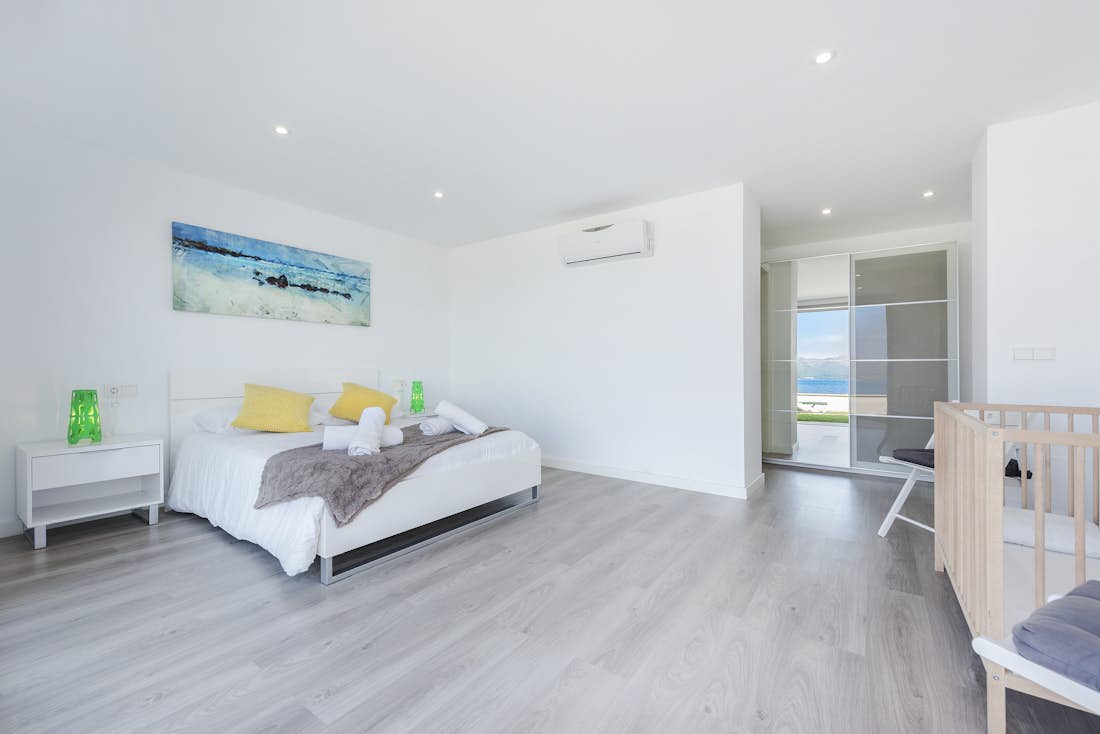 Mallorca alojamiento - Villa Can Verd - Luxury double ensuite bedroom with sea view at sea view villa Can Verd in Mallorca