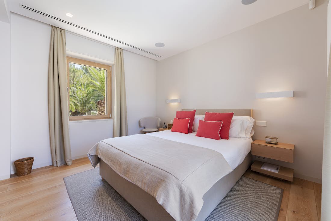 Mallorca accommodation - Villa Lion - Luxury double ensuite bedroom with sea view at family villa Lion in Mallorca