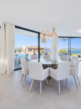 Mallorca alojamiento - Villa Arc en ciel  - Amplio y moderno salón frente al mar en  Villa Arc en Ciel  con vistas al mar en Mallorca Mallorca alojamiento - Villa Arc en ciel  - Amplio y moderno salón  Villa Arc en Ciel  de lujo vistas al mar Mallorca