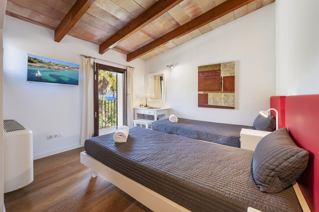 Cosy double bedroom Private pool villa Mal Pas Beach Mallorca