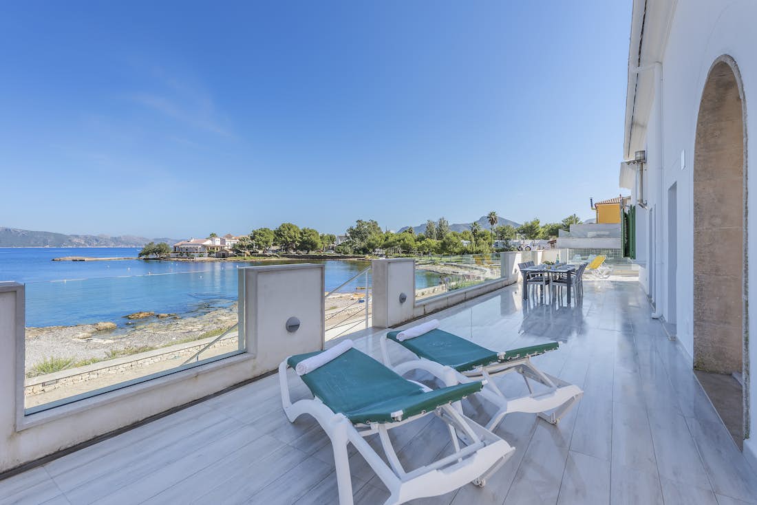 Majorque location - Villa Can Verd - Une grande terrasse avec vue sur la mer dans le villa Can Verd de luxe vue mer à Mallorca
