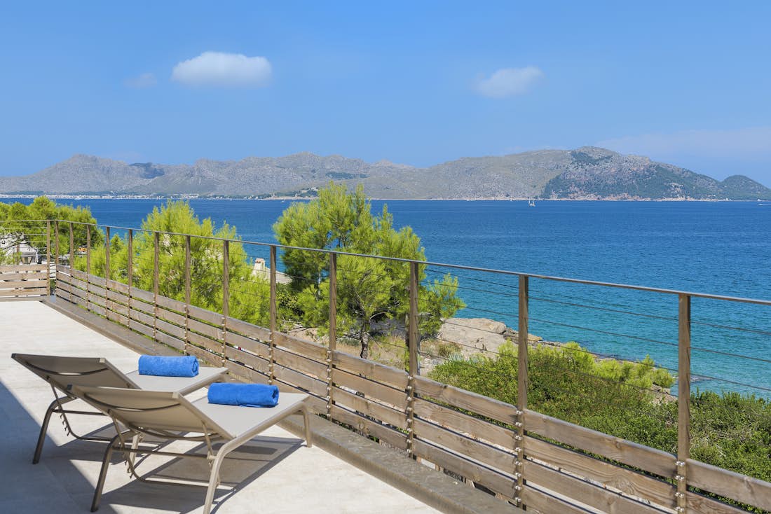 Chambre double moderne salle de bain vue sur la mer villa Seablue de luxe avec accès à la plage Mallorca