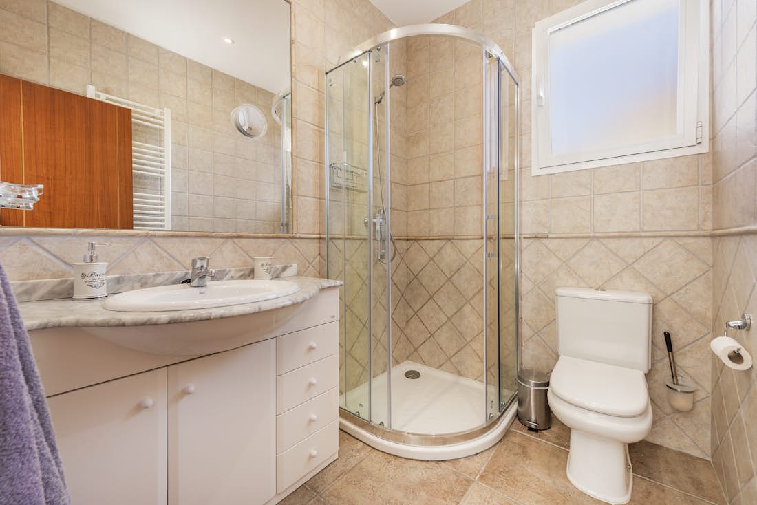 Majorque location - Villa Marisol - Salle de bain moderne avec une douche à l'italienne dans villa Marisol familial à Mallorca