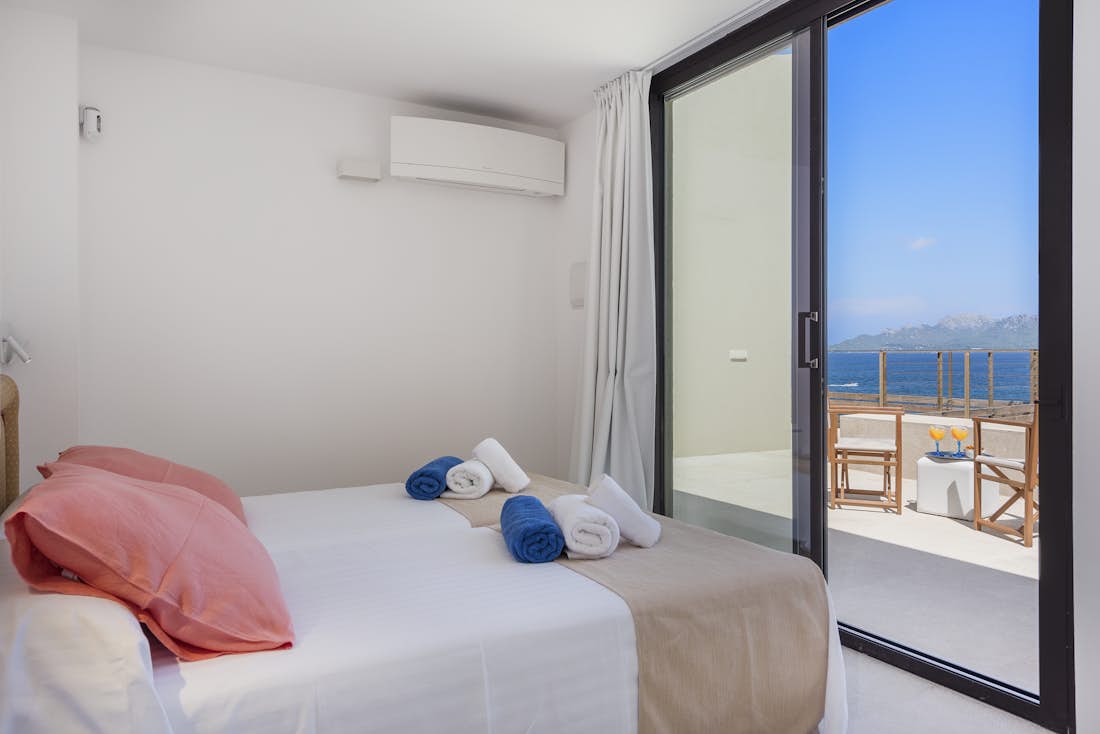 Mallorca accommodation - Villa Seablue - Cosy double bedroom with landscape views at beach access villa Seablue in Mallorca