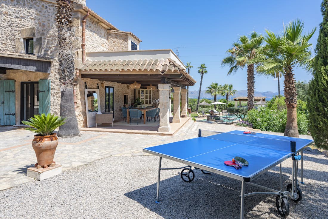 Mallorca alojamiento - Villa Sant Marti - Amplia terraza y espacio verde para relajarse en Casa Sant Marti en Mallorca