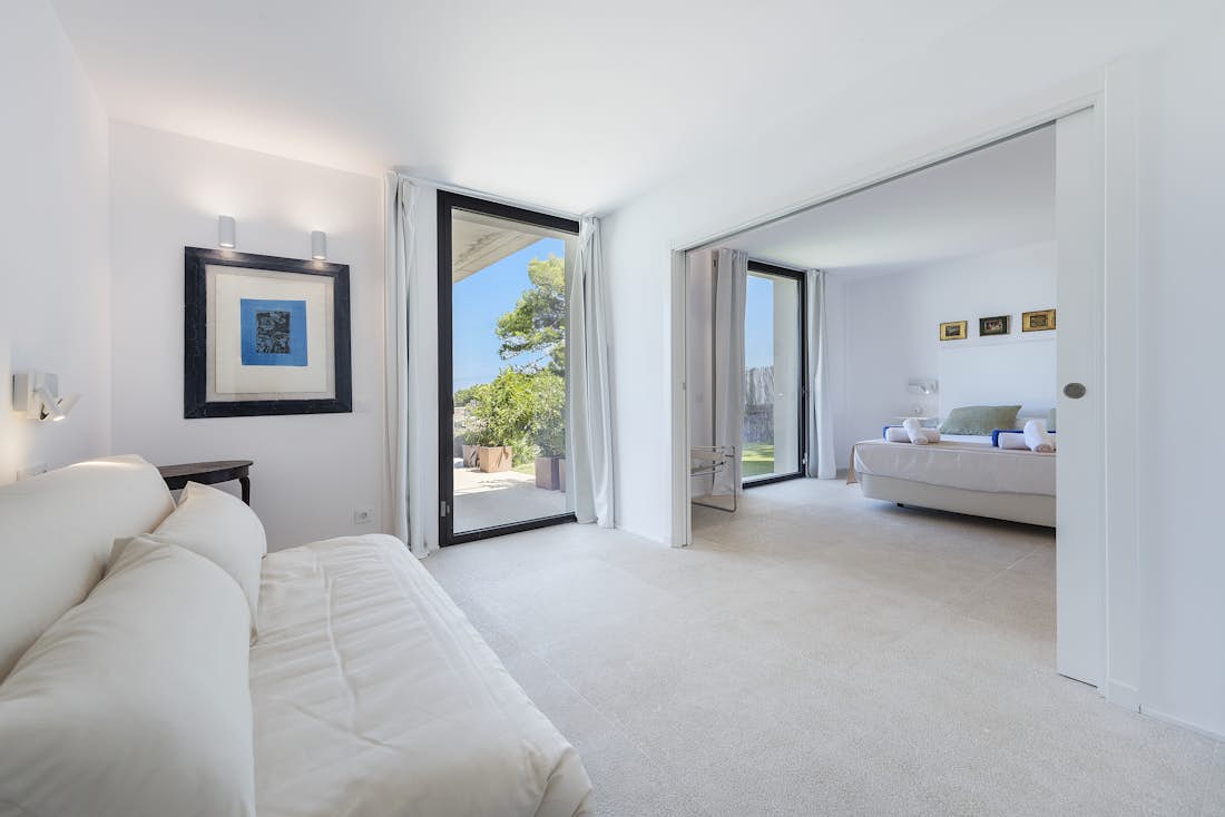 Majorque location - Villa Seablue - Chambre double moderne avec salle de bain et avec vue sur la mer dans villa Seablue de luxe avec vues méditerranéennes à Mallorca