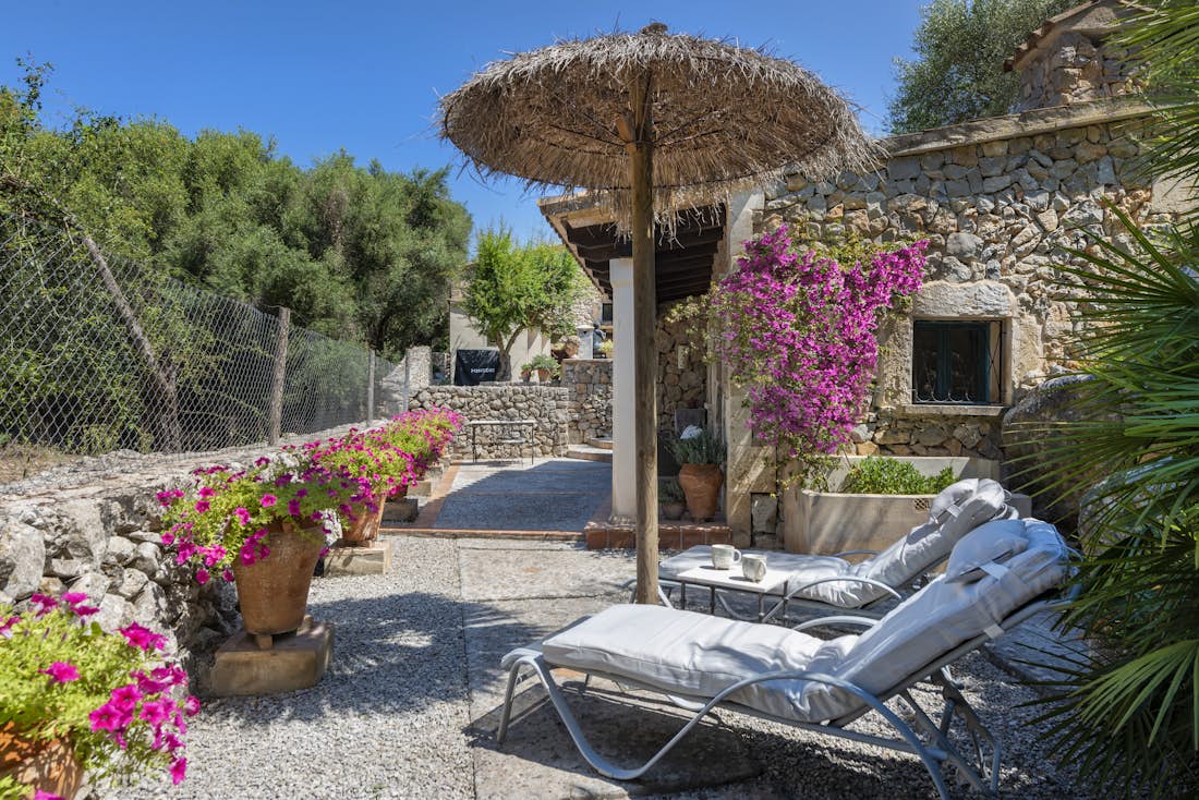 Mallorca alojamiento - Villa Sant Marti - Amplia terraza y espacio verde para relajarse en Casa Sant Marti en Mallorca