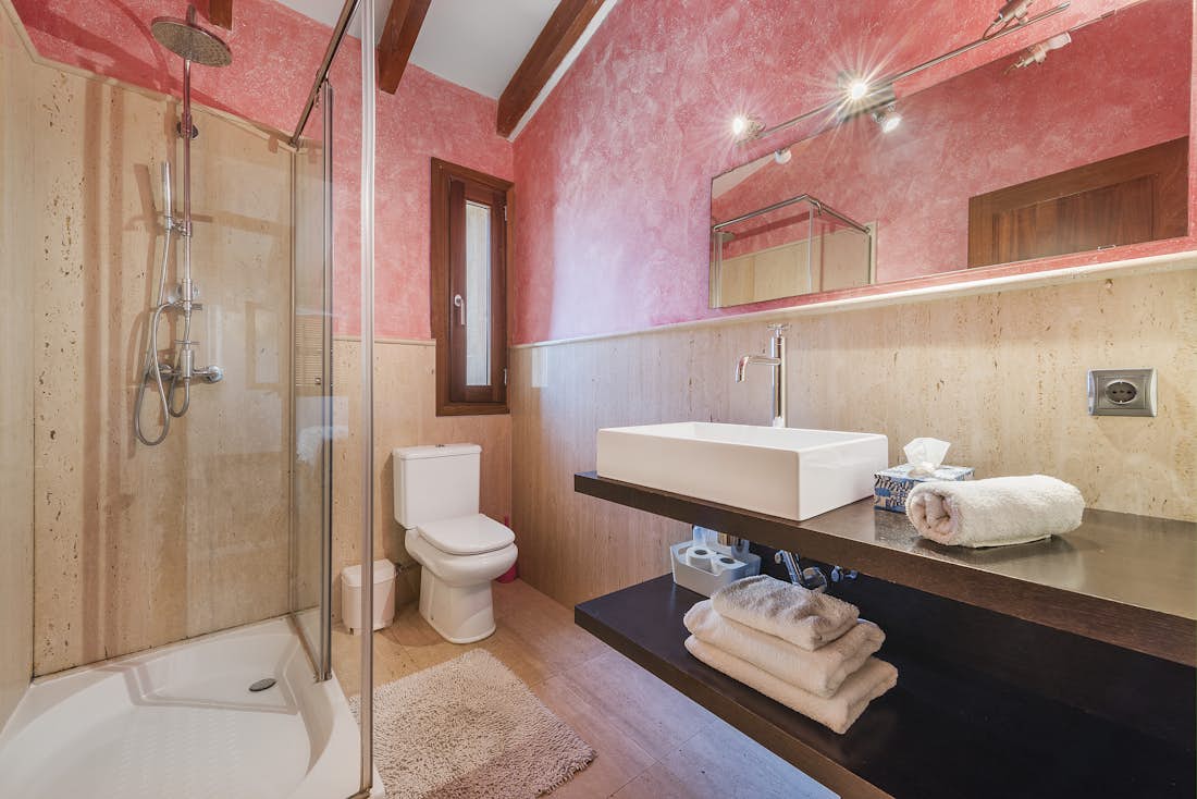 Majorque location - Villa Oliva - Chambre double moderne avec salle de bain et avec vue sur la mer dans villa Villa Oliva de luxe avec vues méditerranéennes à Mallorca