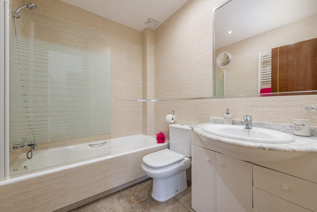 Mallorca alojamiento - Villa Maricel - Bathroom with bath tub in family villa Maricel in Mallorca