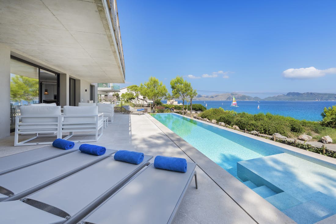 Mallorca alojamiento - Villa Seablue - Large terrace with sea views in sea view villa Seablue in Mallorca