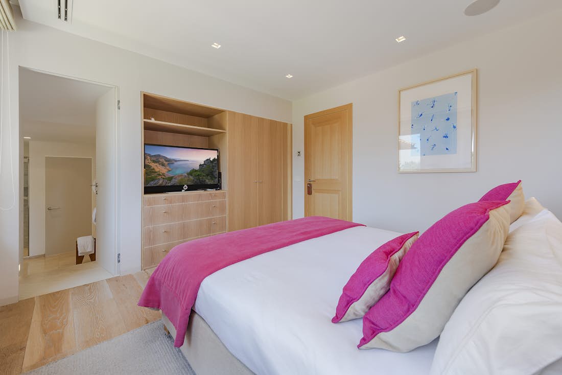 Luxury double ensuite bedroom sea view family villa Lion Mallorca