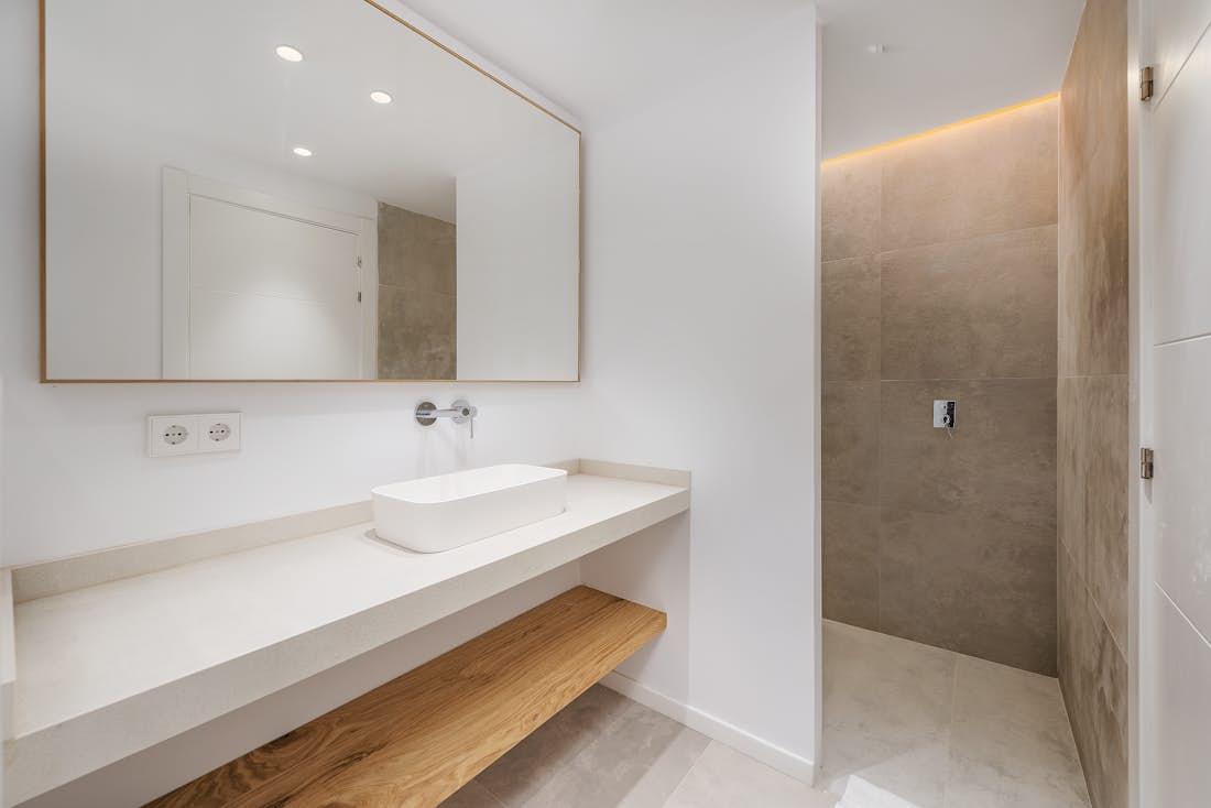 Chambre double moderne salle de bain villa Es Vila de luxe avec vues sur la montagne Mallorca
