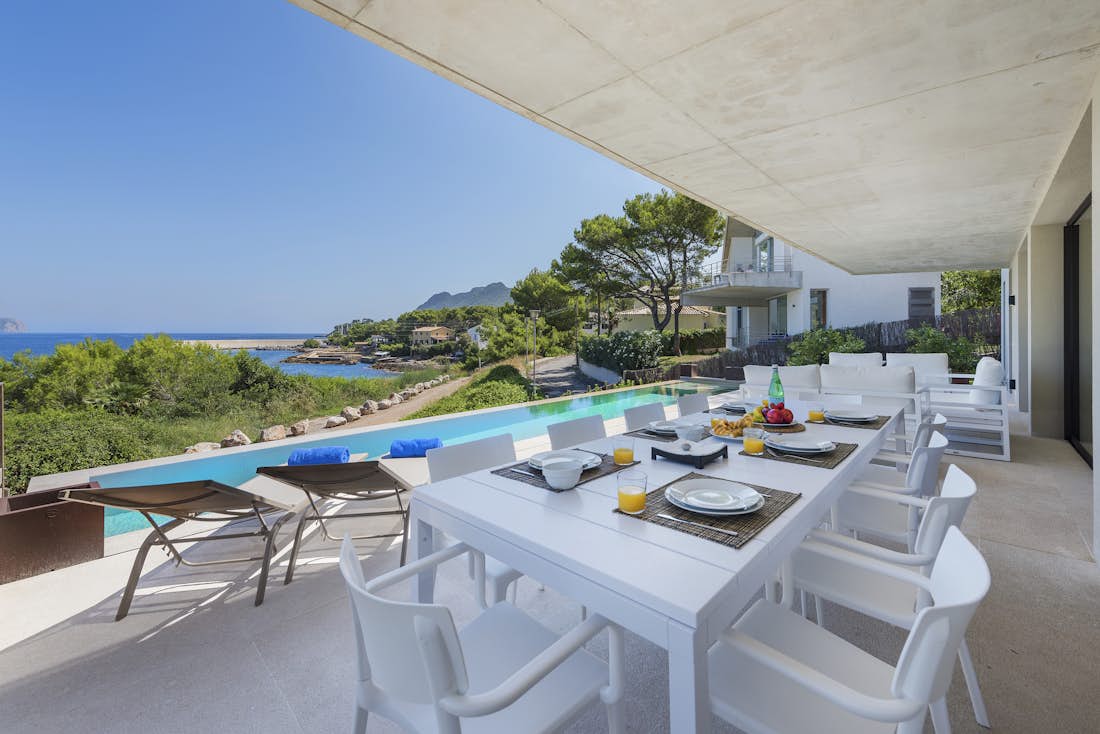 Salon élégante et confortable front de mer villa Seablue de luxe avec vues méditerranéennes  Mallorca