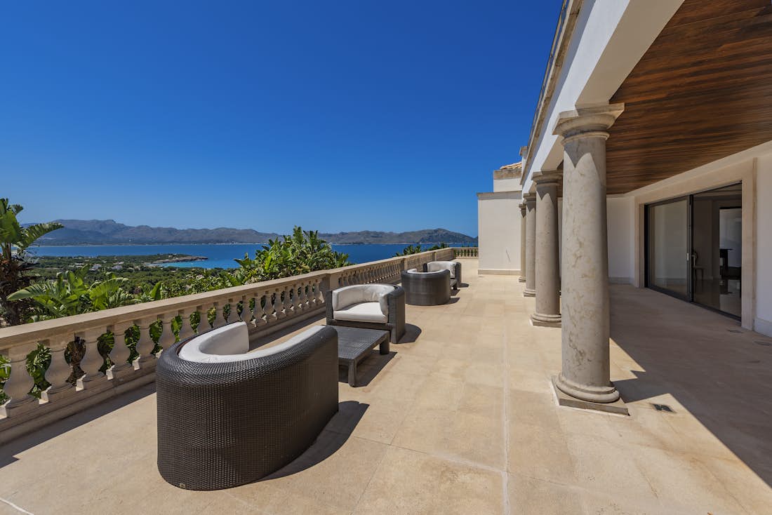 Majorque location - Villa Cielo Bon Aire - Une grande terrasse avec vue sur la mer dans le villa Villa Cielo Bon Aire de luxe vue mer à Mallorca