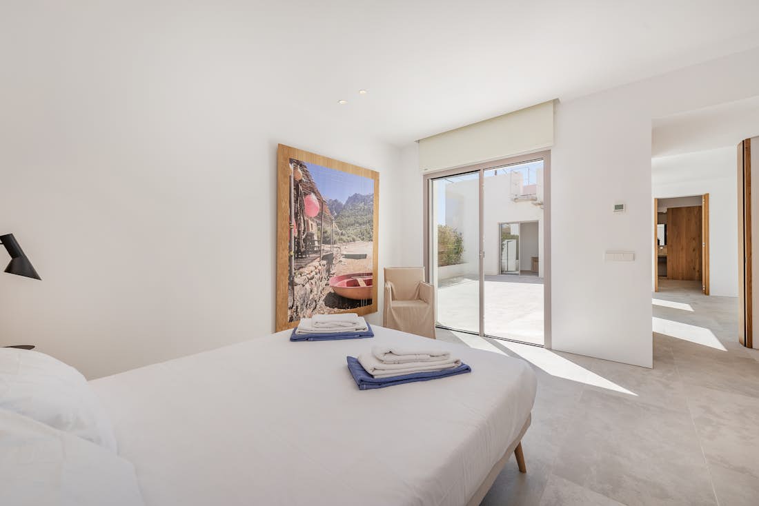 Chambre double moderne salle de bain villa Barcares avec vues méditerranéennes Mallorca
