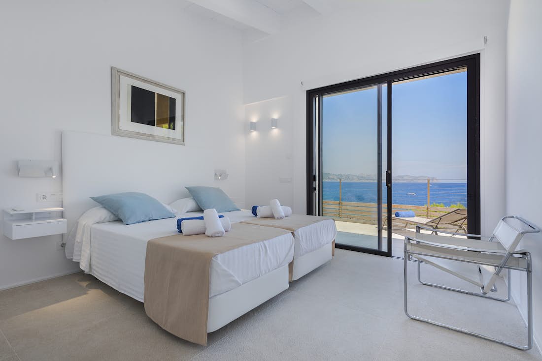 Chambre double moderne salle de bain vue sur la mer villa Seablue de luxe vue mer Mallorca