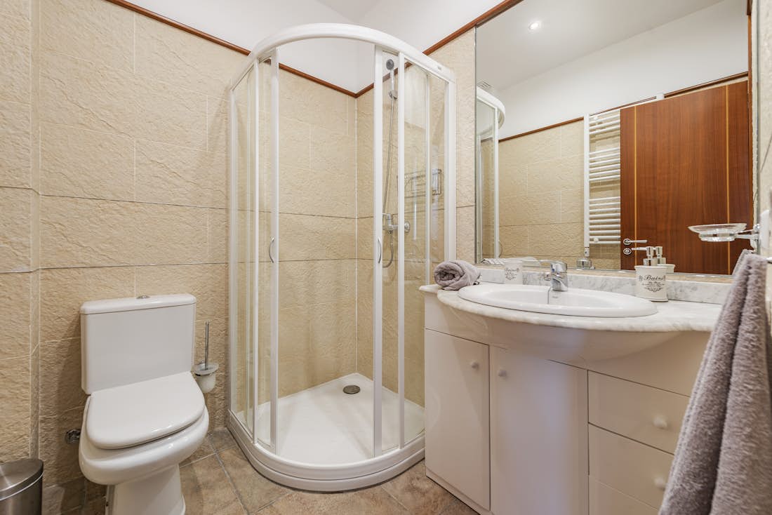 Bathroom walk-in shower sea view villa Marisol Mallorca