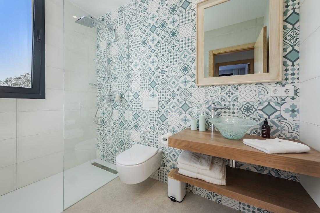 Mallorca accommodation - Villa Arc en ciel  - Modern bathroom with walk-in shower at sea view villa Arc en ciel  in Mallorca