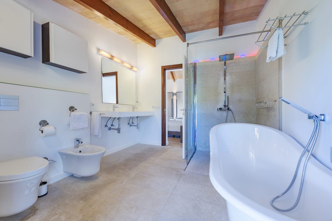 Mallorca alojamiento - Villa Mal Pas Beach - Exquisite bathroom with bath tub in family villa Mal Pas Beach in Mallorca