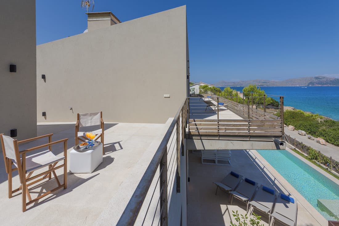 Chambre double moderne salle de bain vue sur la mer villa Seablue de luxe familial Mallorca