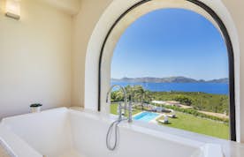 Salle de bain exquise baignoire de luxe villa Villa Cielo Bon Aire de luxe avec vues méditerranéennes Mallorca