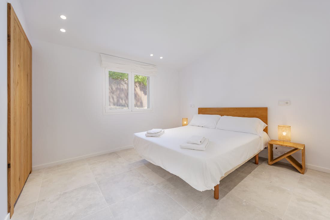 Chambre double moderne salle de bain villa Es Vila de luxe avec vues méditerranéennes Mallorca