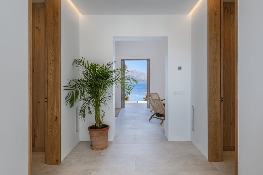 Mallorca alojamiento - Villa Barcares - Hallway with sea view at property Villa Barcares in Mallorca