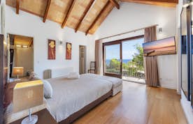 Chambre double moderne salle de bain vue sur la mer villa Mal Pas beach  de luxe avec piscine privée Mallorca
