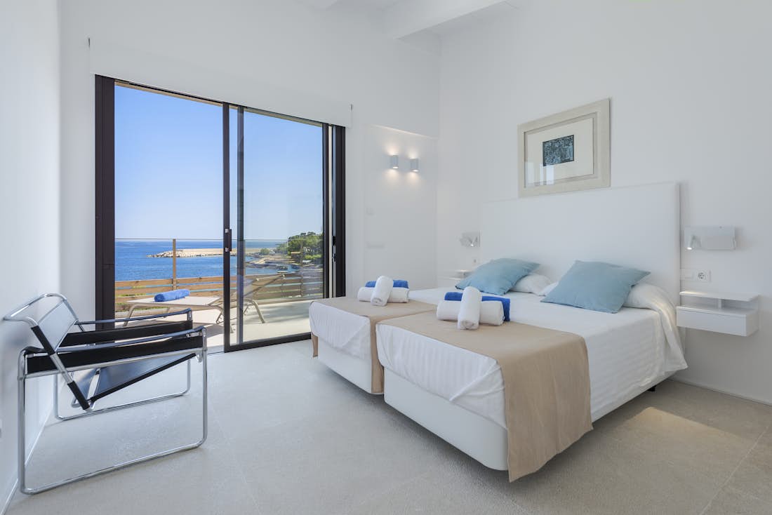 Mallorca alojamiento - Villa Seablue - Luxury double ensuite bedroom with sea view at beach access villa Seablue in Mallorca