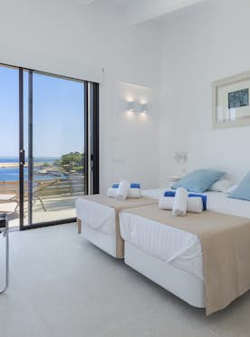 Majorque location - Villa Seablue - Chambre double moderne salle de bain vue sur la mer villa Seablue de luxe avec accès à la plage Mallorca