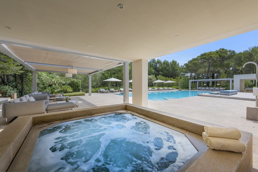Jacuzzi en plein air villa Lion de luxe vue mer Mallorca